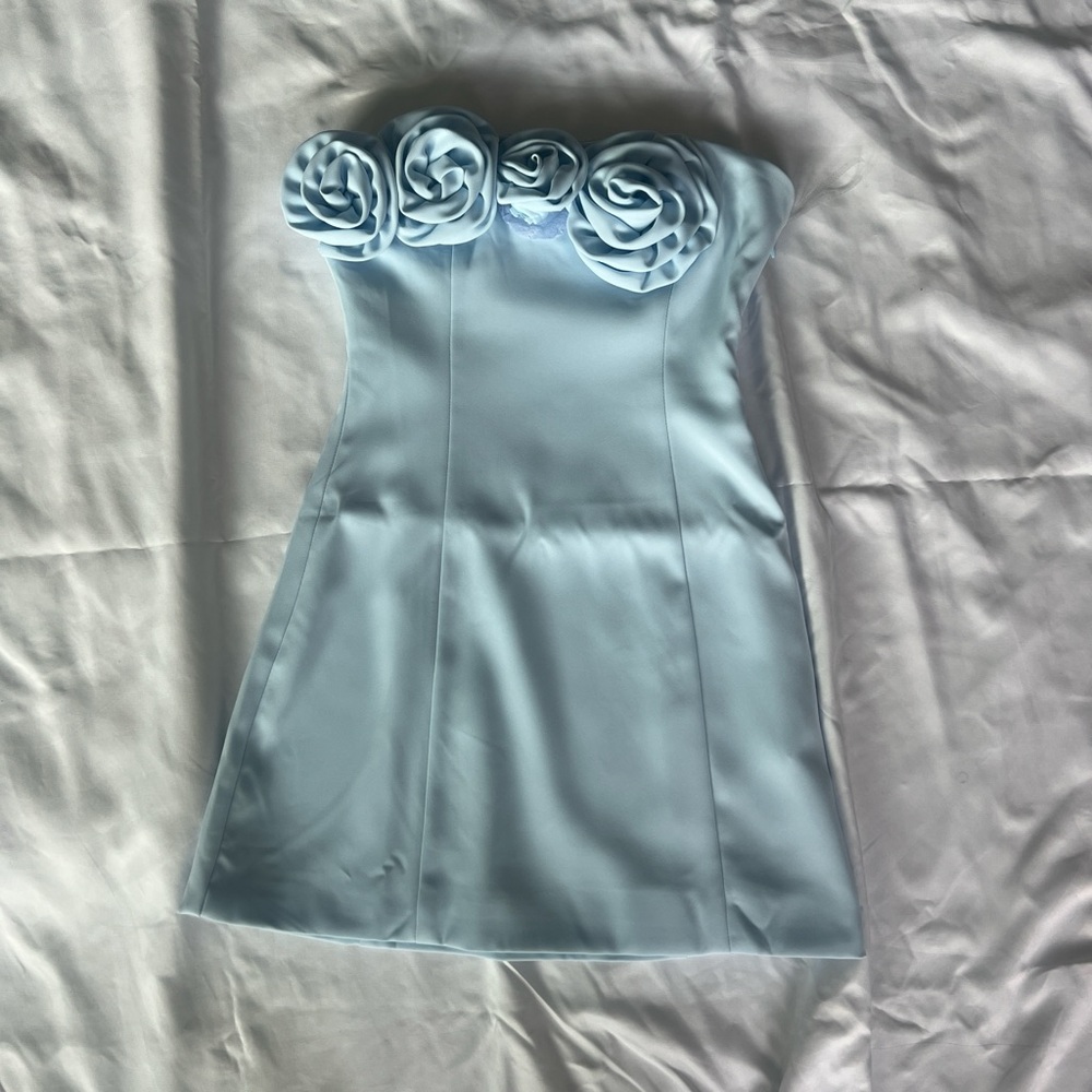 Elegant Light Blue Strapless Dress with Floral Detail